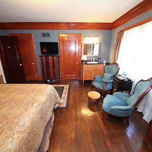 Standard King Room Sir Charles